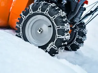 Nærbilde av snøfreserhjul med kjetting